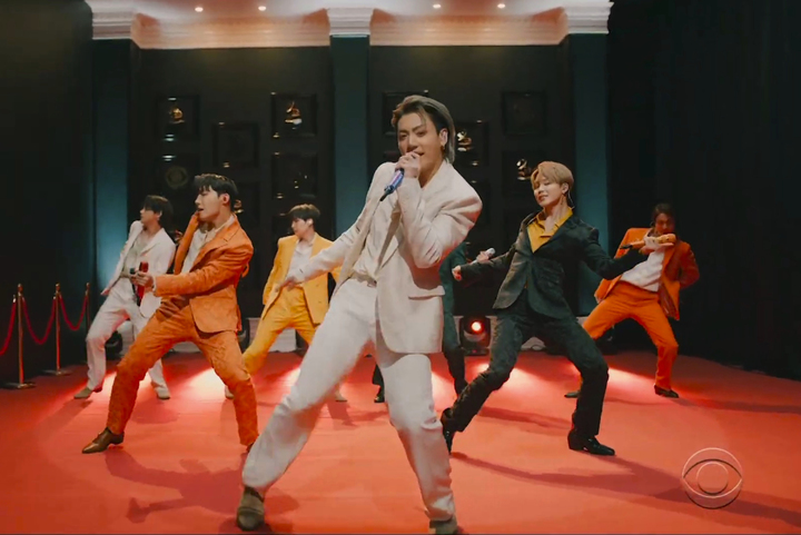 [서울=AP/뉴시스] 방탄소년단이 론 페리 컬럼비아 레코드 CEO와 협업해서 '다이너마이트'로 한창 활약할 당시 모습.
