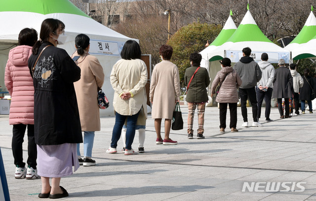 [대구=뉴시스] 이무열 기자 = 지난 15일 오전 대구 중구 국채보상운동기념공원에 마련된 임시선별검사소에서 시민들이 검사를 받기 위해 줄 서 기다리고 있다. 2021.03.15. lmy@newsis.com