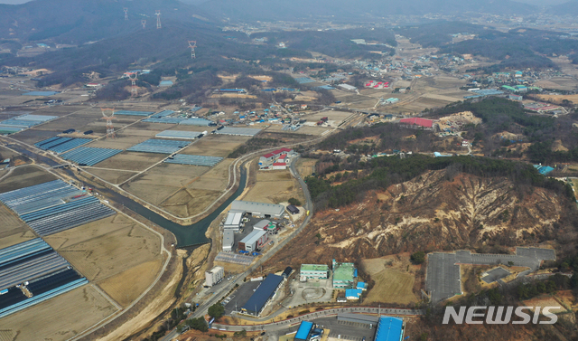 [용인=뉴시스] 김종택기자 = 한국토지주택공사(LH) 직원들의 3기 신도시 땅투기 의혹이 제기된 가운데 경기도가 전수조사단 TF팀을 구성하는 등 공직자 투기 여부를 조사하고 있다. 조사 대상 지역은 경기 용인플랫폼시티와 SK하이닉스 반도체,성남금토, 평택 현덕지구 등이다. 사진은 15일 SK하이닉스 반도체 클러스터가 들어설 경기도 용인시 원삼면 일대 부지 모습. 2021.03.15. jtk@newsis.com