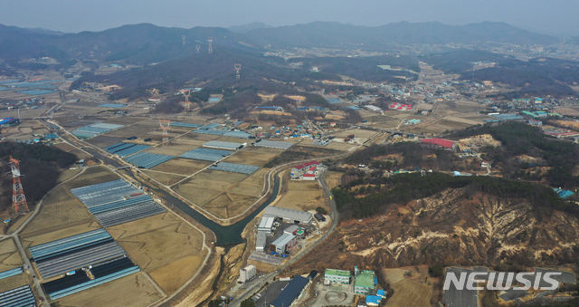 [용인=뉴시스] 김종택기자 = 한국토지주택공사(LH) 직원들의 3기 신도시 땅투기 의혹이 제기된 가운데 경기도가 전수조사단 TF팀을 구성하는 등 공직자 투기 여부를 조사하고 있다. 조사 대상 지역은 경기 용인플랫폼시티와 SK하이닉스 반도체,성남금토, 평택 현덕지구 등이다. 사진은 15일 SK하이닉스 반도체 클러스터가 들어설 경기도 용인시 원삼면 일대 부지 모습. 2021.03.15. jtk@newsis.com