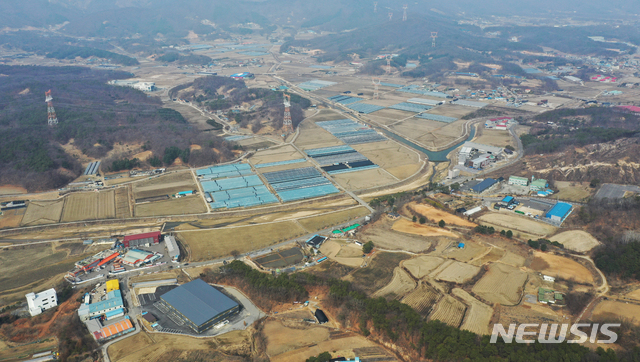 [용인=뉴시스] 김종택기자 = 한국토지주택공사(LH) 직원들의 3기 신도시 땅투기 의혹이 제기된 가운데 경기도가 전수조사단 TF팀을 구성하는 등 공직자 투기 여부를 조사하고 있다. 조사 대상 지역은 경기 용인플랫폼시티와 SK하이닉스 반도체,성남금토, 평택 현덕지구 등이다. 사진은 15일 SK하이닉스 반도체 클러스터가 들어설 경기도 용인시 원삼면 일대 부지 모습. 2021.03.15. jtk@newsis.com