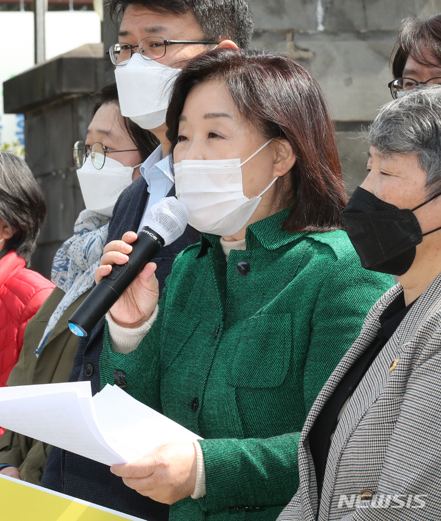 [제주=뉴시스]우장호 기자 = 심상정 정의당 의원이 15일 오후 제주도청 앞에서 기자회견을 열어 제주 제2공항 백지화를 주장하고 있다. 이 자리에서 심 의원은 "지금은 제2공항과 관련해 토론이 아닌 도민의 최종의사를 제대로 받들 때이다"라고 말했다. 2021.03.15. woo1223@newsis.com