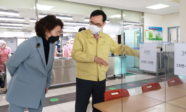 [서울=뉴시스]정종철 교육부 차관이 15일 충북 청주 오송중학교를 방문해 급식실 방역 현장점검을 하고 있다. 2021.03.15. (사진=교육부 제공) photo@newsis.com *재판매 및 DB 금지