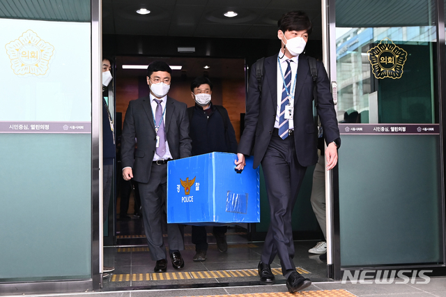 [시흥=뉴시스] 김종택기자 = 경기남부경찰청 부동산투기사범특별수사대가 15일 오후 경기 시흥시의회를 압수수색하고 있다. 2021.03.15.jtk@newsis.com