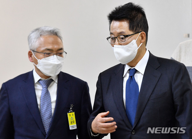 [서울=뉴시스]김진아 기자 = 박지원(오른쪽) 국가정보원장이 15일 서울 여의도 국회에서 열린 정보위원회 전체회의에 참석하며 박선원 기획조정실장과 대화하고 있다. (공동취재사진) 2021.03.15. photo@newsis.com