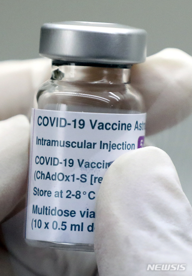 [서울=뉴시스]최진석 기자 = 15일 오후 서울 성동구 성동구청 대강당에 차려진 서울시 1호 코로나19 지역예방접종센터에서 의료진이 아스트라제네카 백신 샘플을 살펴보고 있다. 2021.03.15. myjs@newsis.com