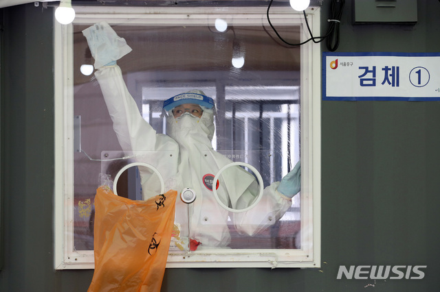 [서울=뉴시스]김병문 기자 = 코로나19 신규 확진자가 7일 만에 300명대로 감소한 15일 오후 서울 용산구 서울역 앞에 마련된 임시선별검사소에서 의료진이 소독을 하고 있다. 2021.03.15. dadazon@newsis.com