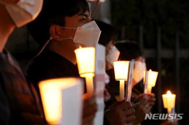 [서울=뉴시스]김병문 기자 = 한국청년연대, 청년진보당, 청년하다 등 청년단체 회원들이 15일 오후 서울 강남구 한국토지주택공사(LH) 서울지역본부 앞에서 LH 투기 의혹을 규탄하는 촛불집회를 하고 있다. 2021.03.15. dadazon@newsis.com