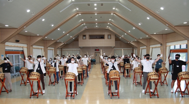 [안동=뉴시스] 지난해 화랑교육원에서 진행된 모듬북 체험 과정. (사진=경북교육청 제공) 2021.03.16 *재판매 및 DB 금지