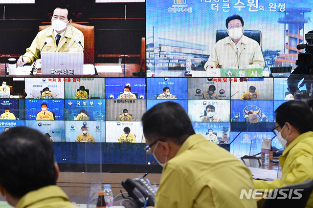 [수원=뉴시스]16일 염태영 경기 수원시장이 정세균 국무총리 주재로 정부서울청사에서 열린 중앙재난안전대책본부 영상회의에서 발언을 하고 있다.(수원시 제공)