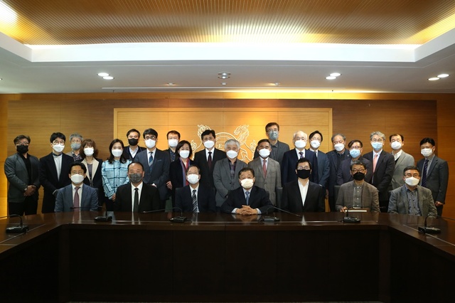 [울산=뉴시스] 구미현 기자 = 울산대 개교 51주년 기념식에서 올해의 교수상 수상자 및 장기근속자들이 오연천 총장과 기념촬영을 했다. 사진은 의학과 강덕현 교수, 미술학부 김언배 교수, 기계공학부 안경관 교수, 오연천 총장, 음악학부 김태진 교수, 물리학과 윤병국 교수, 신동목 대학원장(앞줄 왼쪽부터) 2021.03.16. (사진=울산대 제공)photo@newsis.com *재판매 및 DB 금지