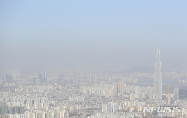 [광주(경기)=뉴시스]고승민 기자 = 서울지역에  초미세먼지 주의보가 해제됐지만 고농도의 황사가 유입될 것으로 예상돼 환경부가 황사 위기경보 '관심' 단계를 발령한 이튿날인 16일 오전 경기 광주 남한산성에서 바라본 서울 도심 대기가 뿌옇다. 2021.03.16. kkssmm99@newsis.com