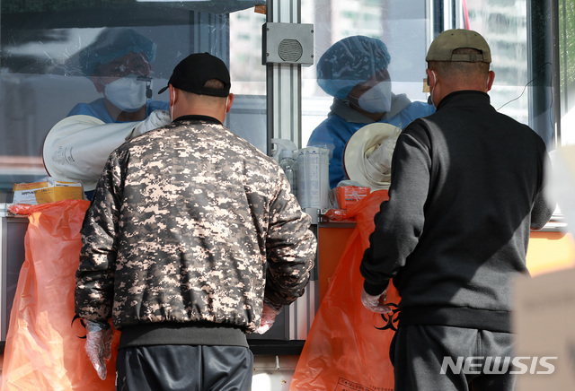 [서울=뉴시스]이영환 기자 = 16일 오전 서울 구로구 구로역 광장 코로나19 임시선별검사소에 외국인근로자 등이 검사를 받고 있다. 2021.03.16. 20hwan@newsis.com