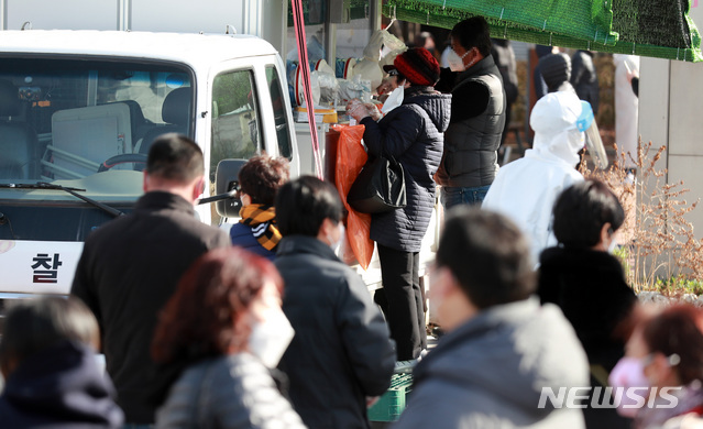 [서울=뉴시스]이영환 기자 = 16일 오전 서울 구로구 구로역 광장 코로나19 임시선별검사소에 외국인근로자 등이 검사를 받고 있다. 2021.03.16. 20hwan@newsis.com