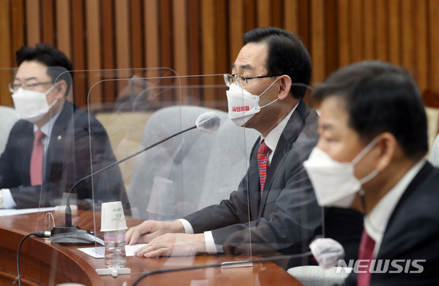 [서울=뉴시스]최동준 기자 = 주호영 국민의힘 원내대표가 16일 오전 서울 여의도 국회에서 열린 원내대책회의에서 발언하고 있다. (공동취재사진) 2021.03.16. photo@newsis.com