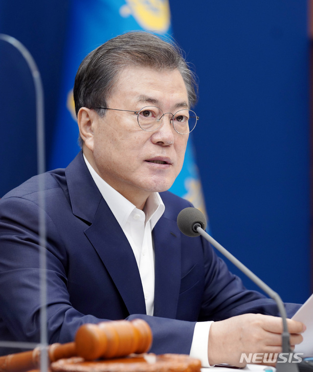 [서울=뉴시스]추상철 기자 = 문재인 대통령이 16일 오전 청와대 여민관에서 열린 국무회의에 참석해 발언하고 있다. 2021.03.16. scchoo@newsis.com