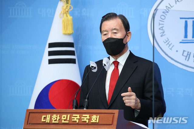 [서울=뉴시스]최동준 기자 = 국민의힘 홍문표 의원이 3월16일 서울 여의도 국회 소통관에서 부동산 투기 의혹에 대해 해명 기자회견을 하고 있다. 홍 의원은 고속도로 나들목 땅 소유와 관련해 '100년 된 일가친척의 유산이자 47년 된 선산 가족 묘지'라고 주장했다. (공동취재사진) 2021.03.16. photo@newsis.com
