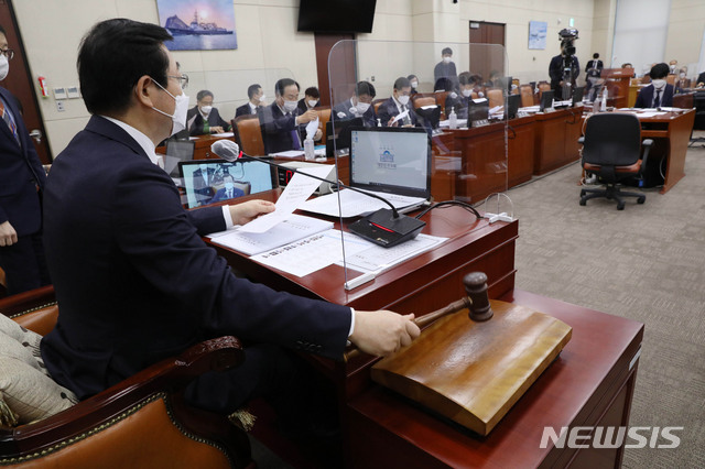 [서울=뉴시스]전진환 기자 = 민홍철 국방위원장이 16일 서울 여의도 국회에서 열린 국방위원회 전체회의에서 의사봉을 두드리며 사관학교 설치법 일부개정법률안 등 법안을 통과시키고 있다. (공동취재사진) 2021.03.16. photo@newsis.com