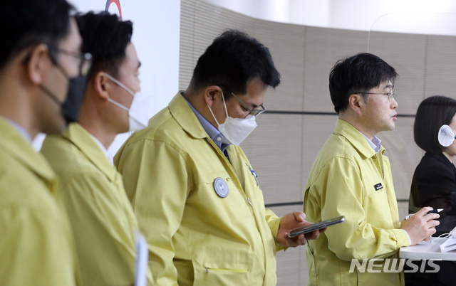 [세종=뉴시스]강종민 기자 = 윤태호 중앙사고수습본부 방역총괄반장(보건복지부 공공보건정책관)이 16일 오전 정부세종청사에서 코로나19 대응 현황을 브리핑 하고 있다. 2021.03.16.&nbsp; ppkjm@newsis.com