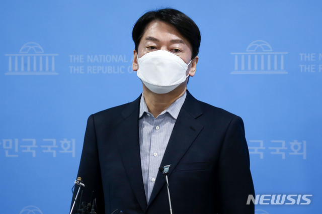 [서울=뉴시스]국회사진기자단 = 안철수 국민의당 서울시장 후보가 16일 서울 여의도 국회 소통관에서 야권 단일화와 관련해 기자회견을 마친 후 취재진 질문에 답하고 있다. 2021.03.16. photo@newsis.com