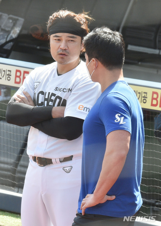 [대구=뉴시스] 이무열 기자 = SSG 추신수가 16일 오전 대구 수성구 삼성라이온즈파크에서 열리는 삼성과의 연습경기에 앞서 삼성 오승환과 대화를 나누고 있다. 2021.03.16. lmy@newsis.com