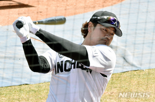 [대구=뉴시스] 이무열 기자 = SSG 추신수가 16일 오전 대구 수성구 삼성라이온즈파크에서 열리는 삼성과의 연습경기에 앞서 타격 훈련을 하고 있다. 2021.03.16. lmy@newsis.com