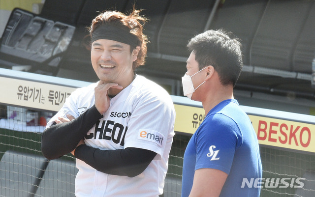 [대구=뉴시스] 이무열 기자 = SSG 추신수가 16일 오전 대구 수성구 삼성라이온즈파크에서 열리는 삼성과의 연습경기에 앞서 삼성 오승환과 대화를 나누고 있다. 2021.03.16. lmy@newsis.com