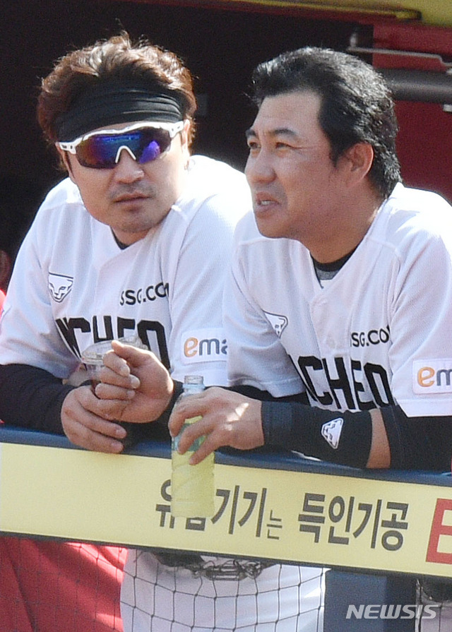 [대구=뉴시스] 이무열 기자 = 16일 오후 대구 수성구 삼성라이온즈파크에서 열린 2021 KBO리그 SSG 랜더스와 삼성 라이온즈의 연습경기, SSG 추신수가 덕아웃에서 김강민과 대화를 나누고 있다. 2021.03.16. lmy@newsis.com