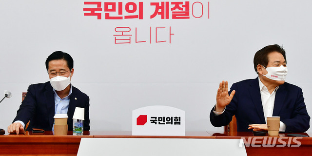 [서울=뉴시스]전진환 기자 = 정양석(오른쪽) 국민의힘 사무총장과 이태규 국민의당 사무총장이 16일 서울 여의도 국회에서 오세훈-안철수 서울시장 후보 단일화 실무협상을 갖고 있다. (공동취재사진) 2021.03.16. photo@newsis.com