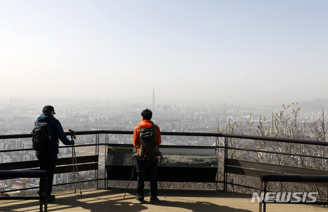 [광주(경기)=뉴시스]고승민 기자 = 서울지역에  초미세먼지 주의보가 해제됐지만 고농도의 황사가 유입되면서 환경부가 황사 위기경보 '관심' 단계를 발령한 이튿날인 지난 16일 오후 경기 광주 남한산성에서 바라본 서울 도심 대기가 뿌옇다. 2021.03.16. kkssmm99@newsis.com