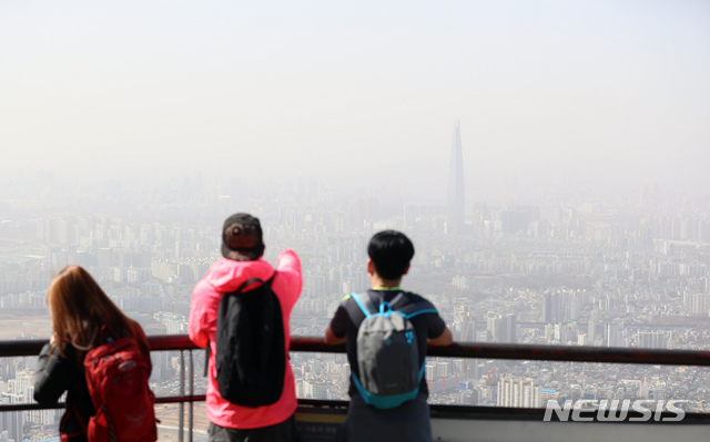 [광주(경기)=뉴시스]고승민 기자 = 서울지역에  초미세먼지 주의보가 해제됐지만 고농도의 황사가 유입되면서 환경부가 황사 위기경보 '관심' 단계를 발령한 이튿날인 지난 16일 오후 경기 광주 남한산성에서 바라본 서울 도심 대기가 뿌옇다. 2021.03.16. kkssmm99@newsis.com