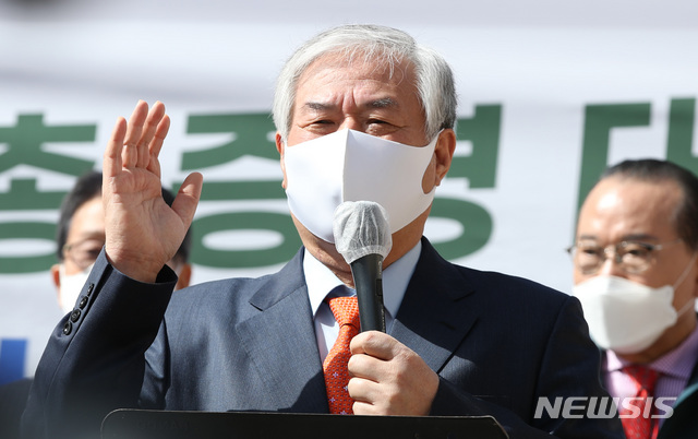 [서울=뉴시스]조수정 기자 = 한국기독교총연합회 전 대표회장 전광훈 목사가 16일 오후 서울 성북구 사랑제일교회 앞에서 교회 이전 관련 긴급 기자회견을 하고 있다. 2021.03.16. chocrystal@newsis.com