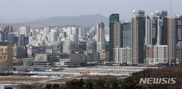 [세종=뉴시스]강종민 기자 = 지난 16일 정부세종청사를 중심으로 아파트들이 빼곡히 들어서 있다. 2021.03.16.&nbsp; ppkjm@newsis.com
