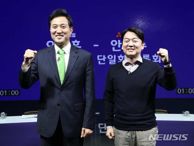 [서울=뉴시스]국회사진기자단 = 오세훈 국민의힘 서울시장 후보와 안철수 국민의당 서울시장 후보가 16일 오후 서울 영등포 더플러스 스튜디오에서 채널A 주관으로 열린 후보 단일화 TV토론회에 앞서 포토타임을 갖고 있다. 2021.03.16. photo@newsis.com