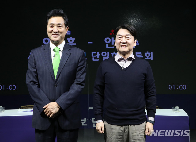 [서울=뉴시스]국회사진기자단 = 오세훈 국민의힘 서울시장 후보와 안철수 국민의당 서울시장 후보가 16일 오후 서울 영등포 더플러스 스튜디오에서 채널A 주관으로 열린 후보 단일화 TV토론회에 앞서 포토타임을 갖고 있다. 2021.03.16. photo@newsis.com