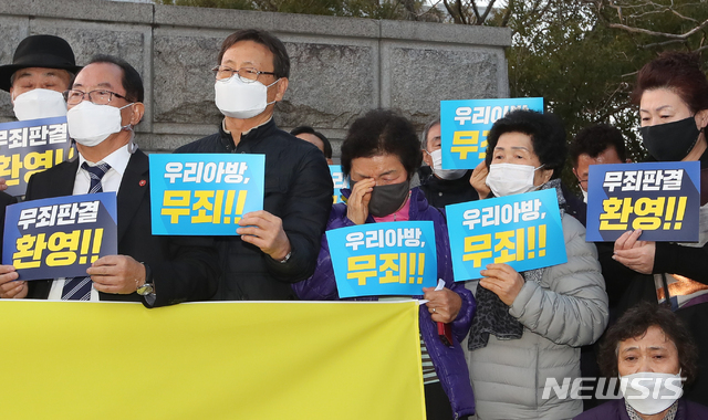 [제주=뉴시스]우장호 기자 = 제주 4·3 행방불명 수형인에 대한 재심 선고가 열린 16일 오후 제주지방법원 앞에서 제주 4·3유족회 등 무죄를 선고받은 청구인들이 기자회견을 하고 있다. 제주지법 형사2부(부장판사 장찬수)는 재심 사건 선고공판에서 70여년 전 국가의 불법적인 폭력에 대해 사과하고 청구인들에게 모두 무죄를 선고했다. 희생자 유족인 임춘화(75·가운데)씨가 눈물을 흘리고 있다. 2021.03.16. woo1223@newsis.com