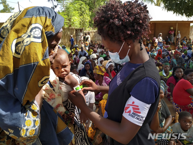 [멜루코( 모잠비크)=AP/뉴시스]모잠비크 북부 카보델가도 주에서 국경없는 의사회가 어린이 영양실조를 조사하는 모습 . 이 곳은 이슬람극단주의 무장단체의 총공세로 65만명의 주민이 대피하는 등 인도주의적 상황이 악화하고 있다.&nbsp; 