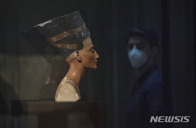 [베를린=AP/뉴시스] 한 남성이 얼굴 마스크를 착용한 채 독일 베를린의 노이에스 박물관(New Museum)에 전시된 네페르티티 흉상 앞을 지나가고 있다. 2021.03.16.