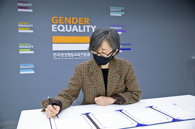[서울=뉴시스]한국양성평등교육진흥원은 한국언론진흥재단(언론재단)과 '양성평등 문화조성과 젠더 보도 확산'을 위한 상호 업무협약(MOU)을 서면으로 체결했다고 17일 밝혔다. 사진은 나윤경 원장이 협약서에 서명하는 모습. (사진=한국양성평등교육진흥원 제공). 2021.03.17. photo@newsis.com *재판매 및 DB 금지