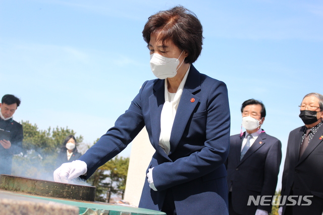 [제주=뉴시스]양영전 기자 = 추미애 전 법무부장관이 17일 오후 제주시 봉개동에 위치한 제주 4·3평화공원을 찾아 참배하고 있다. 2021.03.17. 0jeoni@newsis.com 