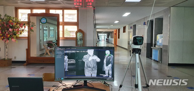 현관 앞의 발열측정 카메라와 대형 모니터.