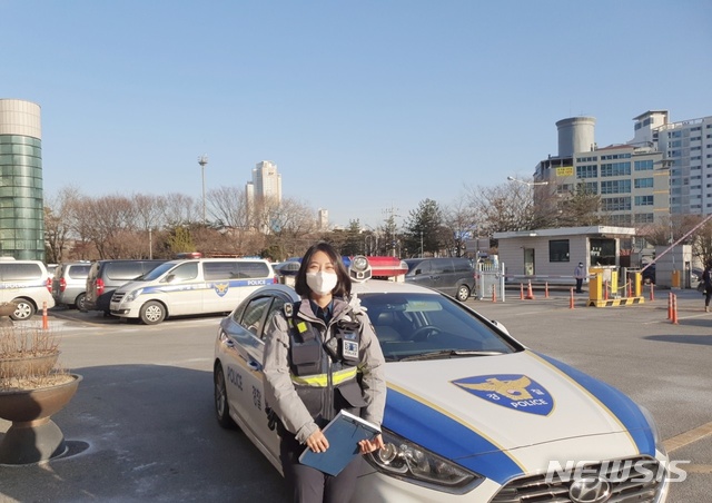 [수원=뉴시스] 올해 초 소아암 환우를 위해 2년 동안 기른 머리카락 25cm를 잘라 기부한 수원중부경찰서 소속 이다경(31) 순경. 사진은 머리카락을 자른 뒤의 이 순경의 모습. 