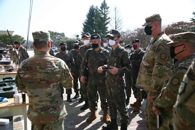 [서울=뉴시스] 17일 육군정보통신학교에서 열린 한미 정보통신 지휘체계 발전 토의에 참석한 미19전지사 장병들이 한국군의 신규 전력화 통신장비를 견학하고 있다. 2021.03.17. (사진=육군정보통신학교 제공) *재판매 및 DB 금지