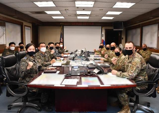 [서울=뉴시스] 공군38전투비행전대와 미 공군8전투비행단이 17일 ‘한미 연합 공병회의’를 진행해 양국군 장병들이 회의에 앞서 파이팅을 외치고 있다. 2021.03.17. (사진=유영임 상사 제공) *재판매 및 DB 금지