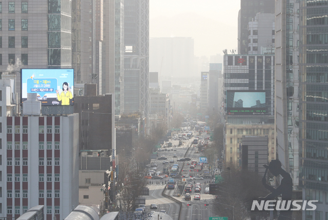 [서울=뉴시스]배훈식 기자 = 중국발 황사 등의 영향으로 서울 등 전국 곳곳의 미세먼지 농도가 나쁨 수준을 보인 17일 오전 서울 도심이 뿌옇게 흐려져 있다. 2021.03.17. dahora83@newsis.com