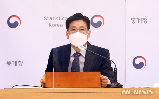 [세종=뉴시스]강종민 기자 = 정동명 통계청 사회통계국장이 17일 오전 정부세종청사에서 2021년 2월 고용동향을 발표하고 있다. 지난달 고용률은 64.8%로 전년동월대비 1.5%p 하락, 실업률은 4.9%로 전년동월대비 0.8%p 상승, 취업자는 2636만 5000명으로 전년동월대비 47만 3000명 감소한 것으로 나타났다. 2021.03.17.&nbsp; ppkjm@newsis.com