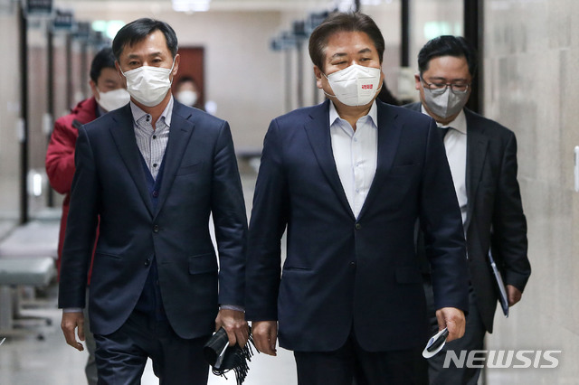 [서울=뉴시스]김진아 기자 = 정양석 국민의힘 사무총장이 17일 서울 여의도 국회에서 비공개로 열린 오세훈-안철수 서울시장 후보 단일화 실무협상에 참석하고 있다. (공동취재사진) 2021.03.17. photo@newsis.com