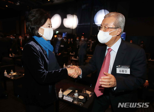 [서울=뉴시스]국회사진기자단 = 김종인 국민의힘 비상대책위원장과 박영선 더불어민주당 서울시장 후보가 17일 오전 서울 중구 신라호텔에서 열린 매일경제 창간 55주년 제30차 국민보고대회에서 인사하고 있다. 2021.03.17. photo@newsis.com