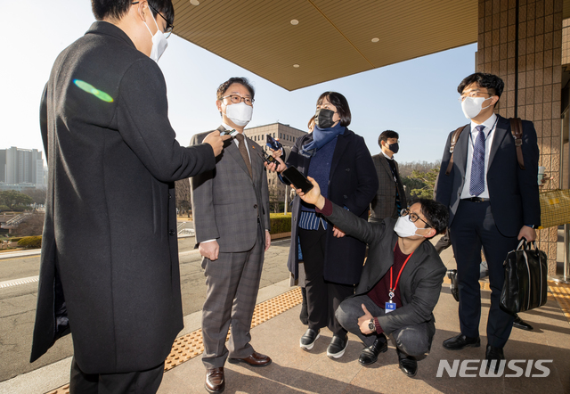 [과천=뉴시스]조수정 기자 = 박범계 법무부 장관이 17일 경기 과천시 법무부 청사로 출근하며 취재진의 질문에 답하고 있다. (공동취재사진) 2021.03.17. photo@newsis.com