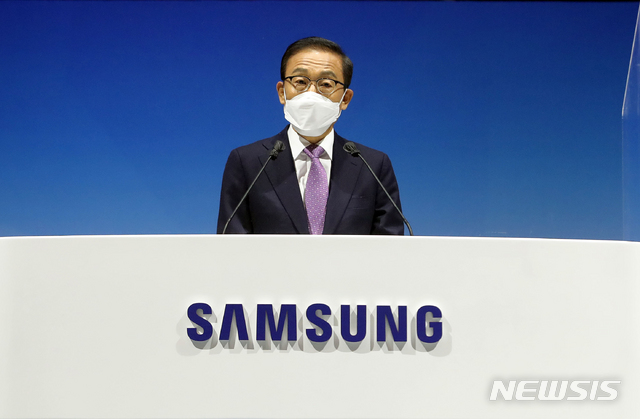 [수원=뉴시스] 사진공동취재단 = 김기남 삼성전자 대표이사 부회장이 17일 경기도 수원시 수원컨벤션센터에서 열린 제52기 삼성전자 정기주주총회에서 발언을 하고 있다. 2021.03.17.photo@newsis.com